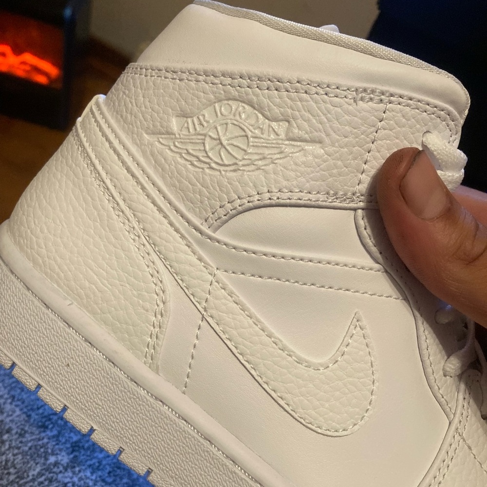 I’m selling, Triple white mids 2021, Jordan’s